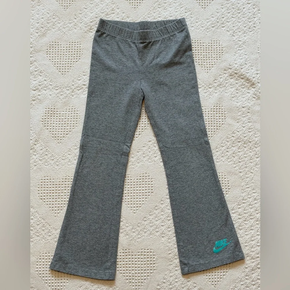 Nike White Long Sleeve Top & Gray Leggings Set with Teal Accents - Picture 3 of 3